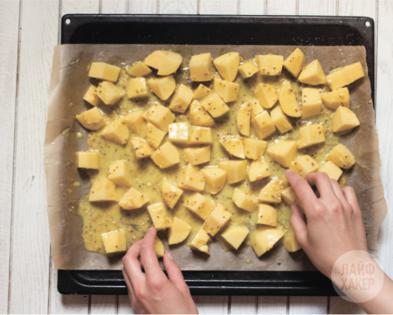 recept na pečené brambory s hořčičně-medovou krustou: brambory by měly být položeny na plech v jedné vrstvě