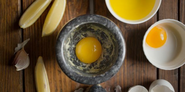 Jak vařit hlívy v těstíčku s aioli: česnek potřete žloutky a solí