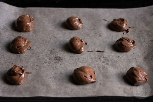 čokoládové sušenky bez mouky: vyložte těsto na pergamen