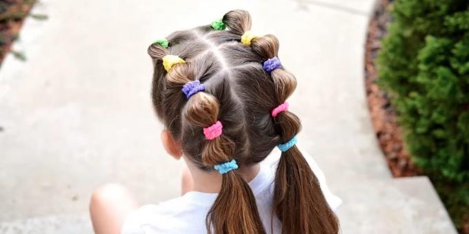 Účesy pro dívky: nízké ponytails s gumičkami