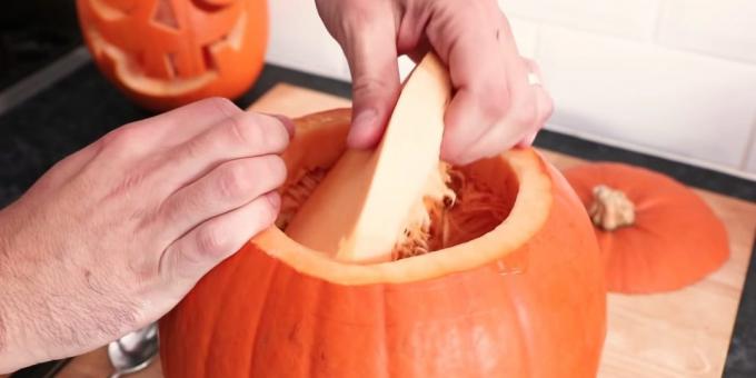 Jak snížit dýni na Halloween s rukama: vyjmout dřeň