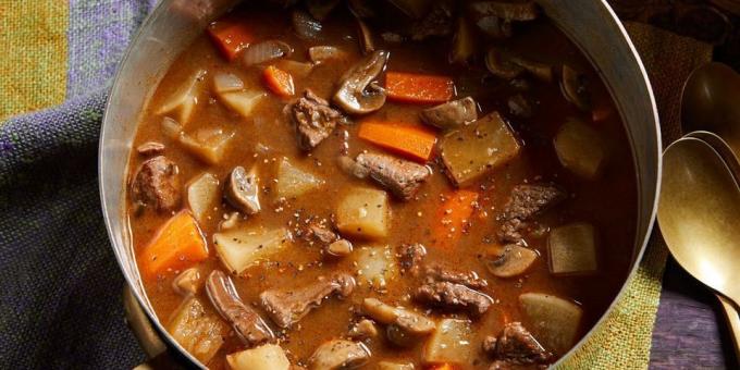 Pokrmy z tuřínu: Stew s vodnice, hovězí maso a houby