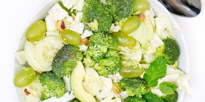 Salát s čerstvými zelí, brokolice, okurky a hroznů