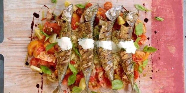 Jak vařit večeři ve spěchu: Grilované makrely s rajčaty a quinoa mixu
