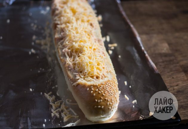 plněná bageta: výslednou hmotou naplňte chléb a přidejte zbývající sýr