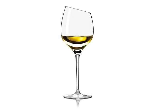Sklenkou bílého vína Sauvignon Blanc