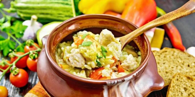 Kuře s rýží a zeleninou v hrnci