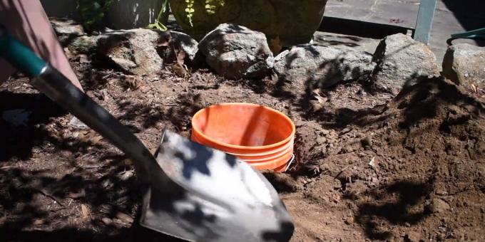 Jak vyrobit fontánu vlastními rukama: vykopejte kbelík do země