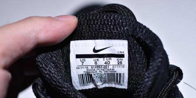 Originál a padělaná tenisky Nike: Pohled na štítku označující velikost země výroby a kódem