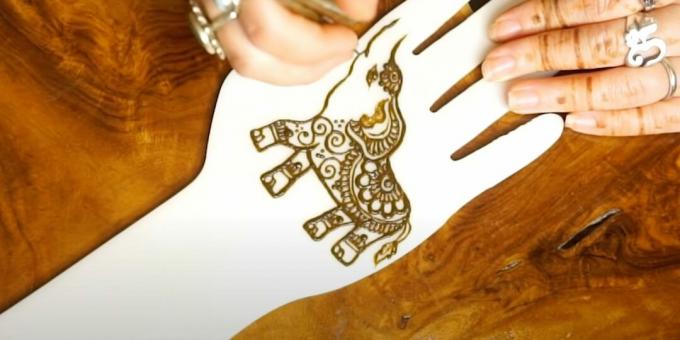 Henna kresba slona na ruce: přidejte vzor do ucha a břicha