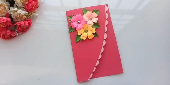 Přilepit na horní straně pohlednice květy a listy