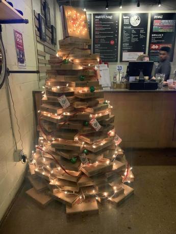 Vánoční strom z krabic na pizzu
