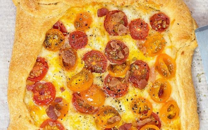 Pizza s rajčaty a mozzarelou