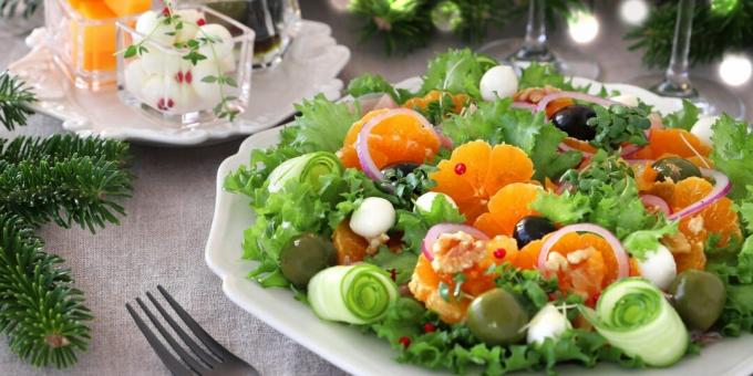 Lehký sváteční salát s mandarinkami, olivami a sýrem