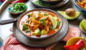 Mexická rajčatová polévka s kuřecím masem a tortillou