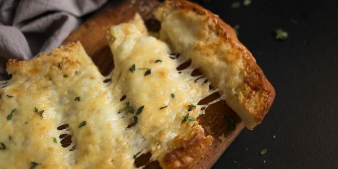 Česnekové krutony se sýrem a aromatickými bylinkami