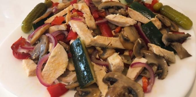 Saláty bez majonézy: salát s kuřecím masem, houbami, okurkou a paprikou