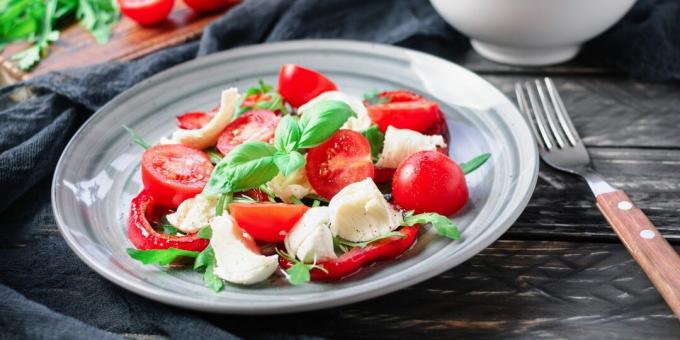 Salát Mozzarella s cherry a pečenými paprikami: jednoduchý recept