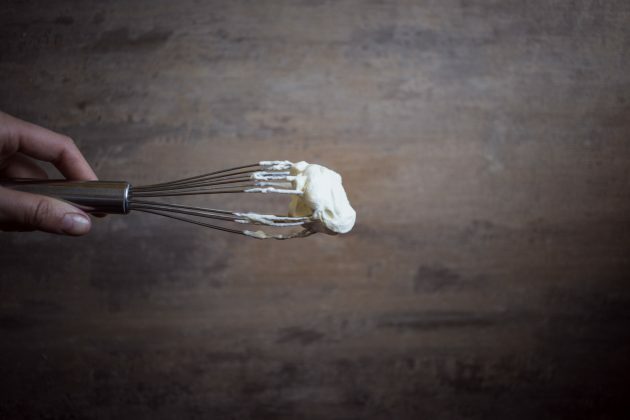 Dip omáčka: šlehačka smetana s vanilkou, dokud pevné vrcholy