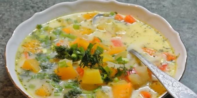 Zeleninová polévka s dýní a smetanou