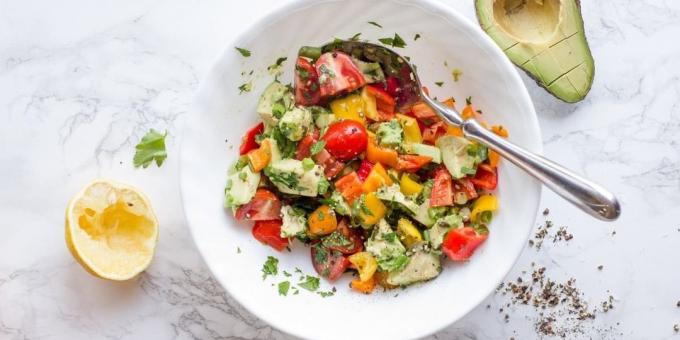 Salát s paprikou, avokádem a rajčátky
