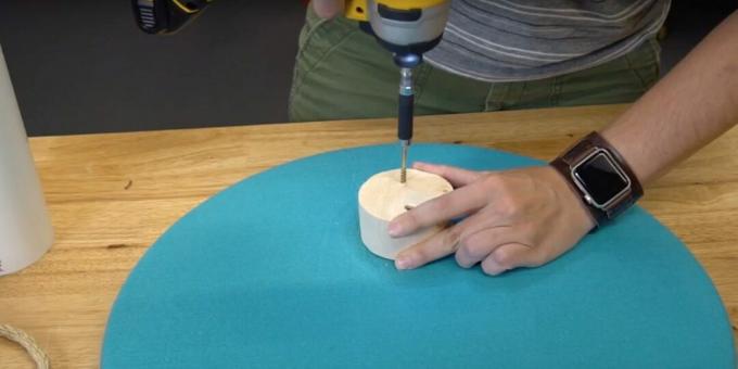Jak udělat škrábanec pro kočku vlastními rukama: našroubujte dřevěnou část