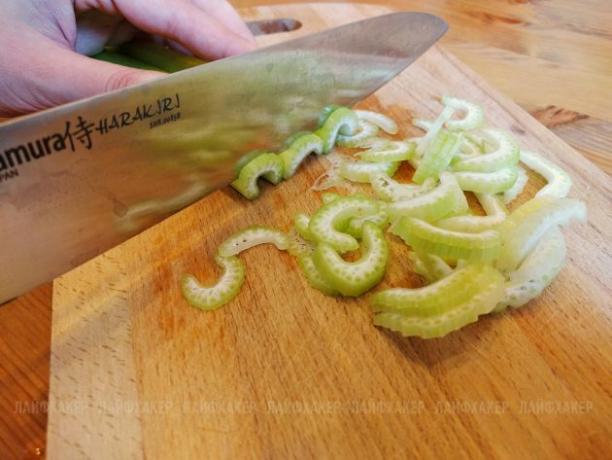Sloppy Joe Burger Recept: Finely Chop Celery Stalks