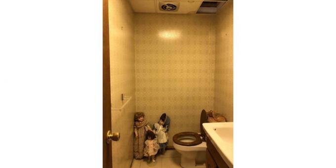 panenka na záchodě