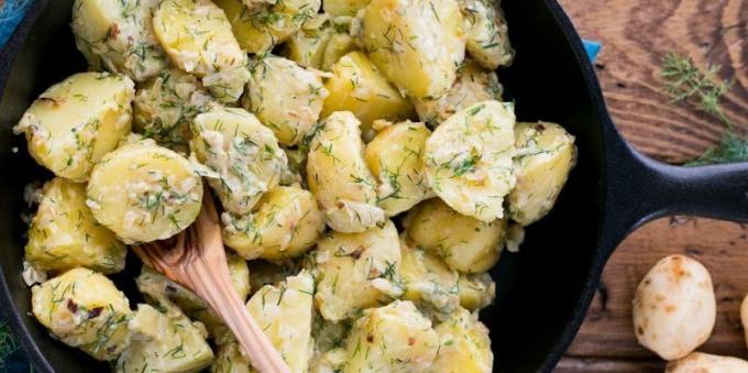 Recepty: Vařené nové brambory ve smetanové česnekové omáčce