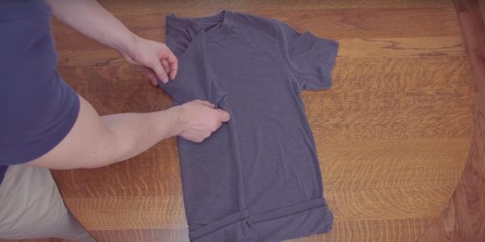 Složit uprostřed jedné z košil a složit rukáv