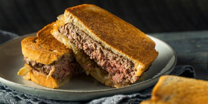 Patty melts - lahodné sendviče s masovými kuličkami a sýrem