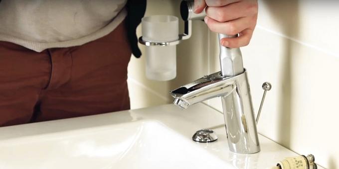 Oprava faucetu: utáhněte matici kartuše