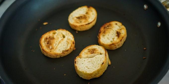 Jak se připravit Francouzská cibulačka: suché plátky chleba