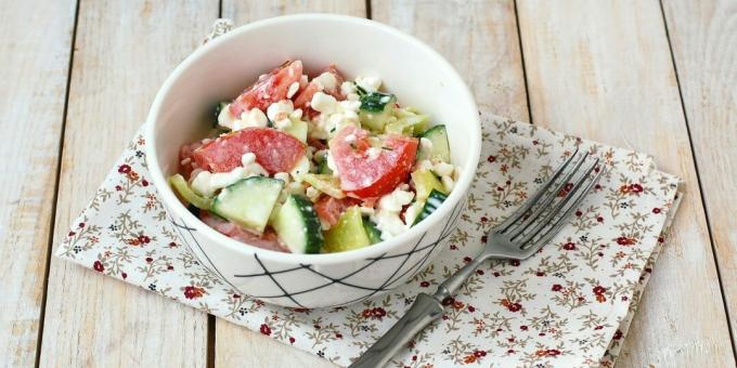 Salát s tvarohem, okurkou a rajčaty