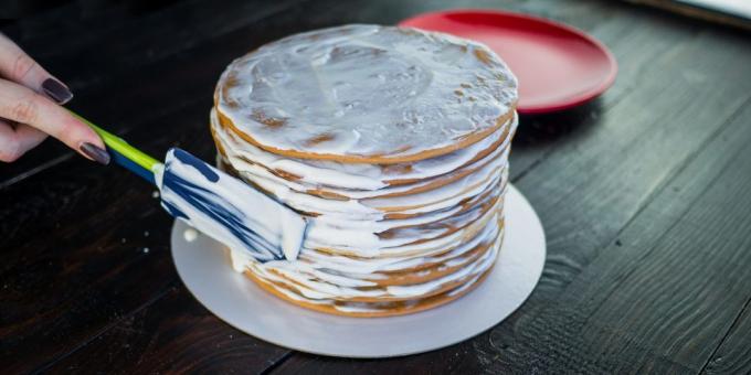 Recept dort „medovník“: naneste krém na bocích dort