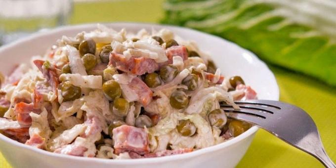 Rychlé a chutné jídlo: salát s klobásou