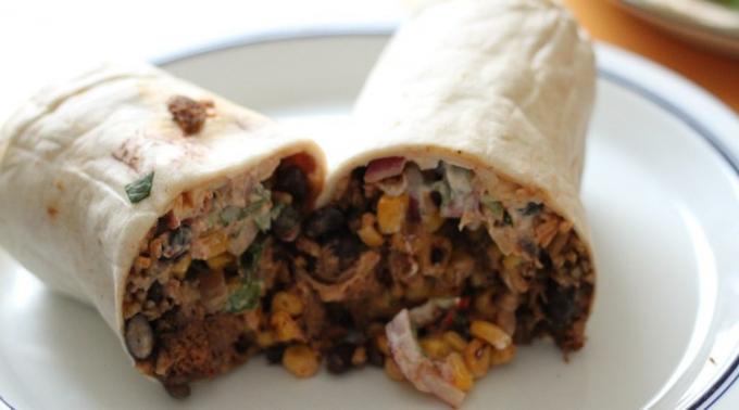 Pokrm z mletého masa: burrito s fazolemi a kukuřicí