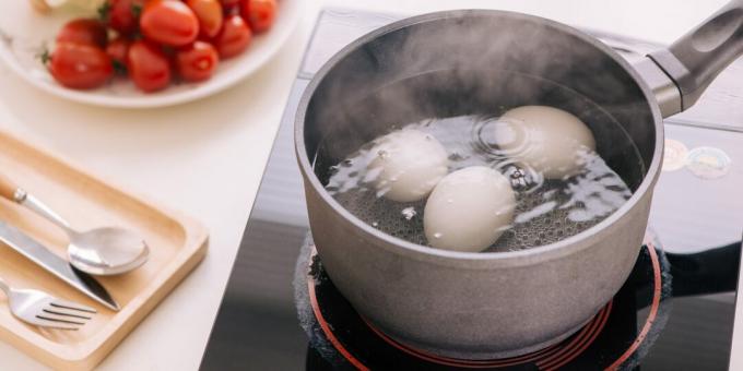 Jak a kolik vařit vejce na měkko na sporáku