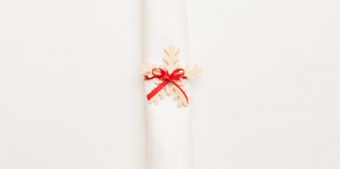 Jak vyzdobit novoroční tabulky: Prstýnky pásek a dekorativních prvků