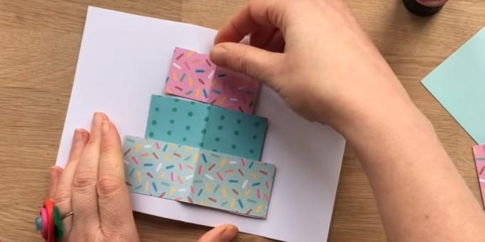 Vystřihnout obdélník barevných papírových tří vrstev o velikosti budoucí dortu