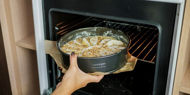 Koláč s hruškami a ořechy: pečte v troubě předehřáté na 180 ° C po dobu 25 až 50 minut