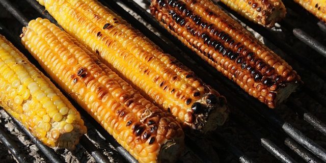 Recepty na grilu: Corn a máslo s bylinkami