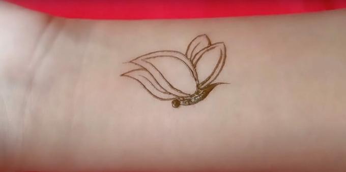 Henna motýl kresba na ruce: zobrazují křídla