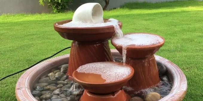 DIY kaskádová fontána z hliněných váz