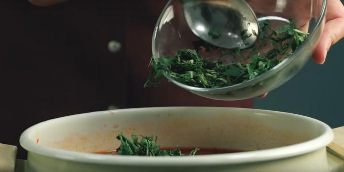 Jak vařit polévku: Cast bobkové listy a jemně nasekané zelené. 