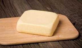 Domácí sýr vyrobený z tvarohu a mléka