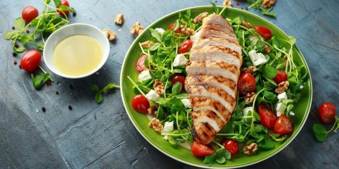 Týdenní nabídka Paleo: Zdravý salát s kuřecím masem, zeleninou a feta sýrem