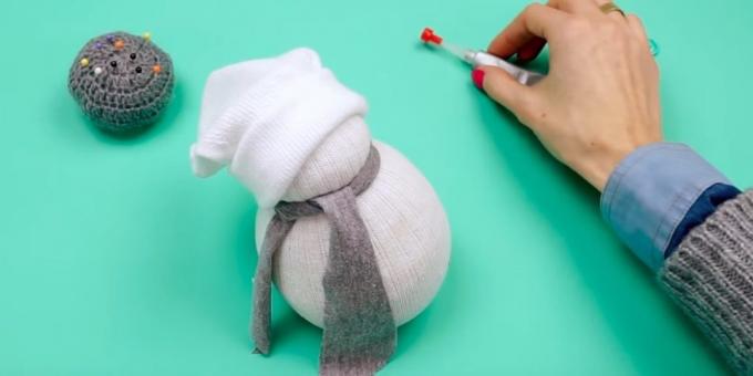 Sněhulák s vlastníma rukama: udělat šálu a čepici