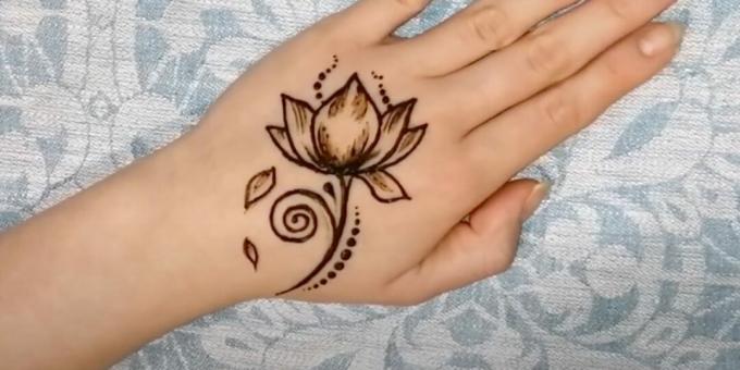 Henna kresby na ruce: zobrazují padlé okvětní lístky
