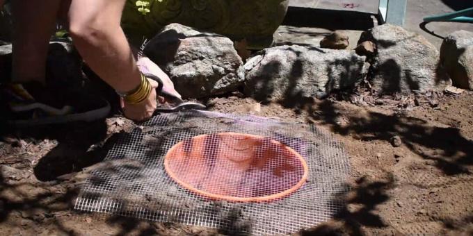 Jak vyrobit fontánu pro kutily: nádobu zakryjte kovovou síťovinou